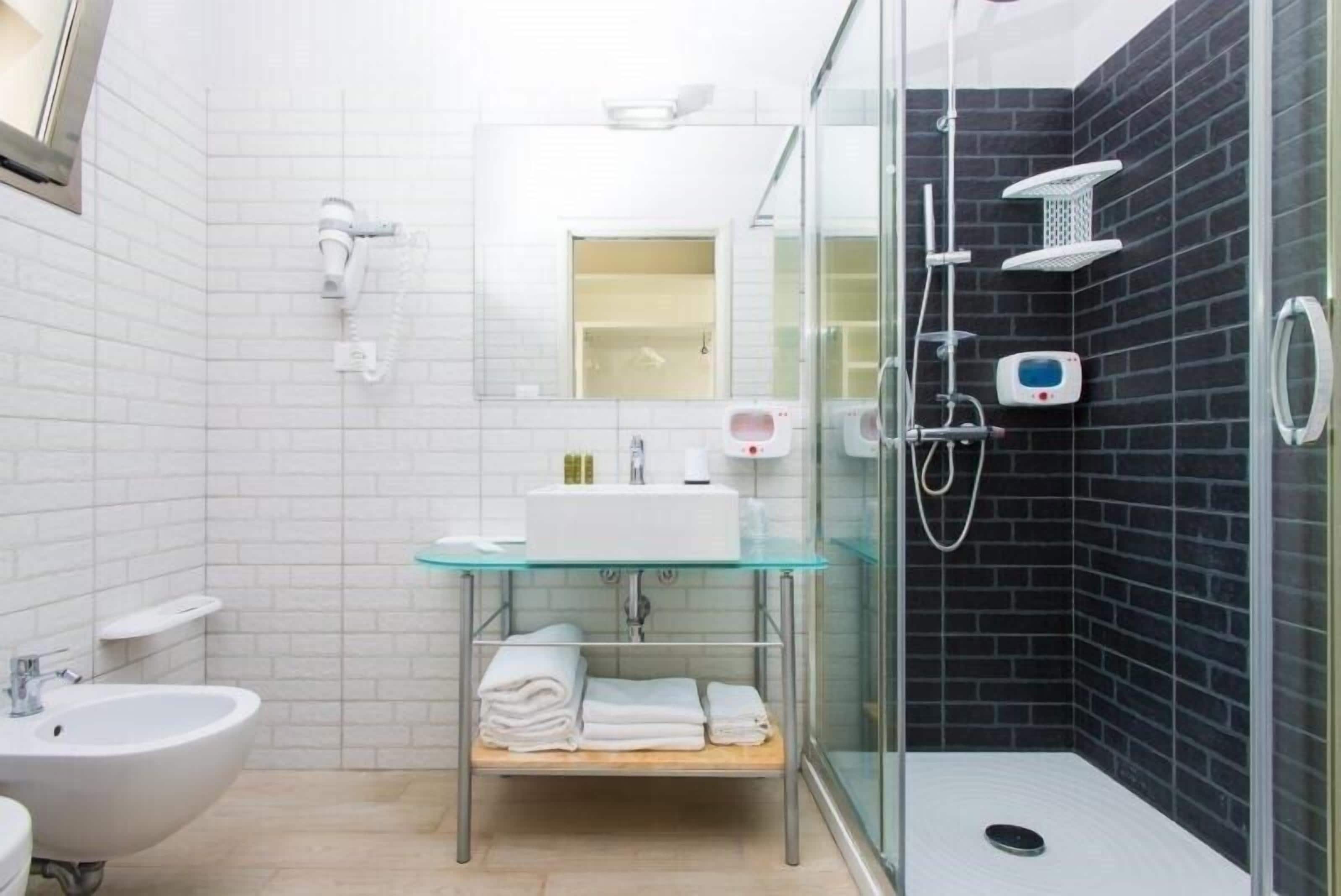 Dusche, Regendusche, kostenlose Toilettenartikel, Haartrockner