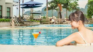 Outdoor pool - Green Lotus Hotel (Guilin)