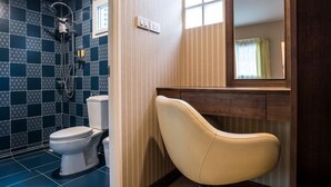 A bathroom with a toilet, shower, and a vanity with a mirror. - Sunday J Resort & Restaurant (Chonburi)