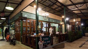 Se sirven desayunos, almuerzos y cenas; cocina tailandesa