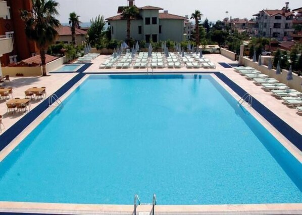 2 inomhuspooler, 2 utomhuspooler, parasoller och solstolar