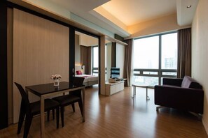 Flat-screen TV - The Manor Luxury Suites & Apartments (Kuala Lumpur)