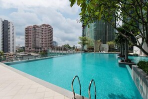 Una piscina al aire libre