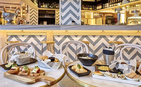 Daily cooked-to-order breakfast (EUR 21 per person)