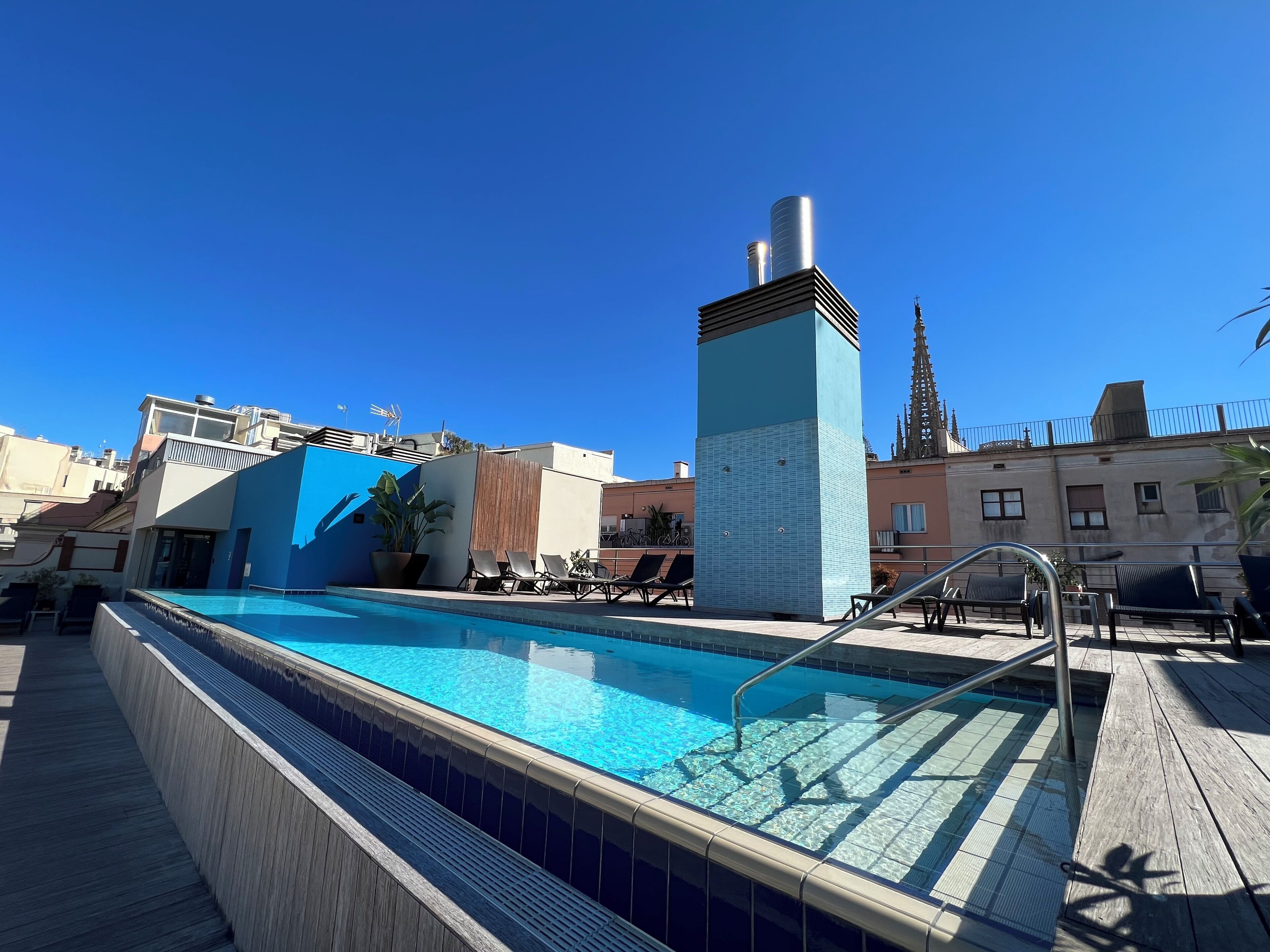 Outdoor pool, pool umbrellas, sun loungers