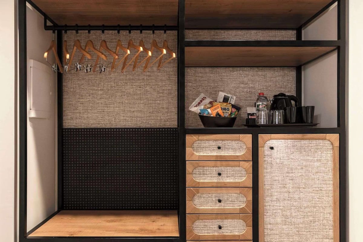 Hypo-allergenic bedding, minibar, in-room safe, desk