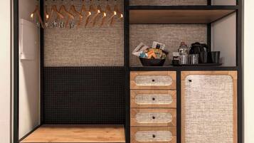 Mueble modular de varios niveles con estantes, cajones y barras para colgar, que combina texturas de madera y tela.