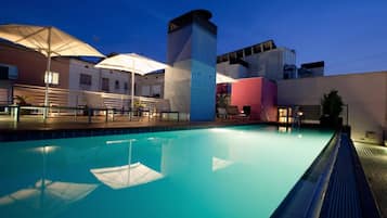 Piscina externa, guarda-sóis, espreguiçadeiras