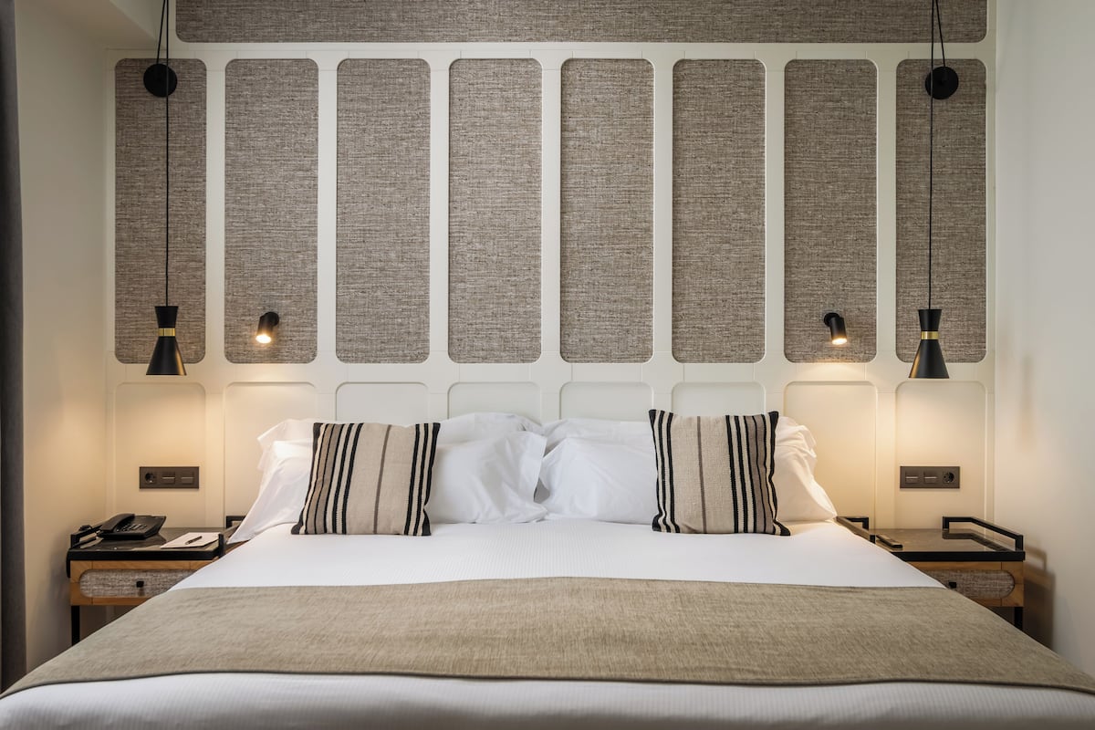 Hypo-allergenic bedding, minibar, in-room safe, desk