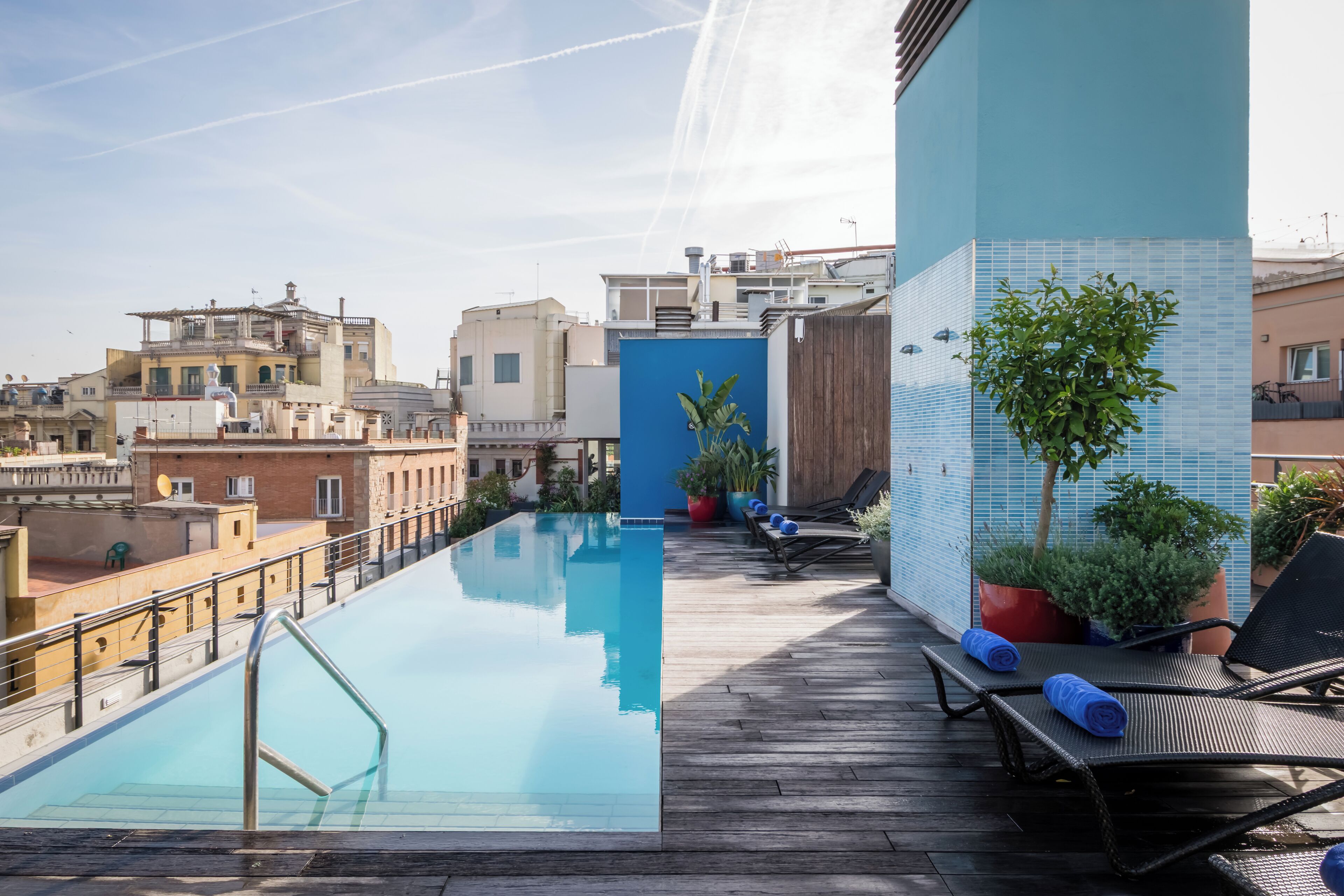 Een buitenzwembad, parasols voor strand/zwembad