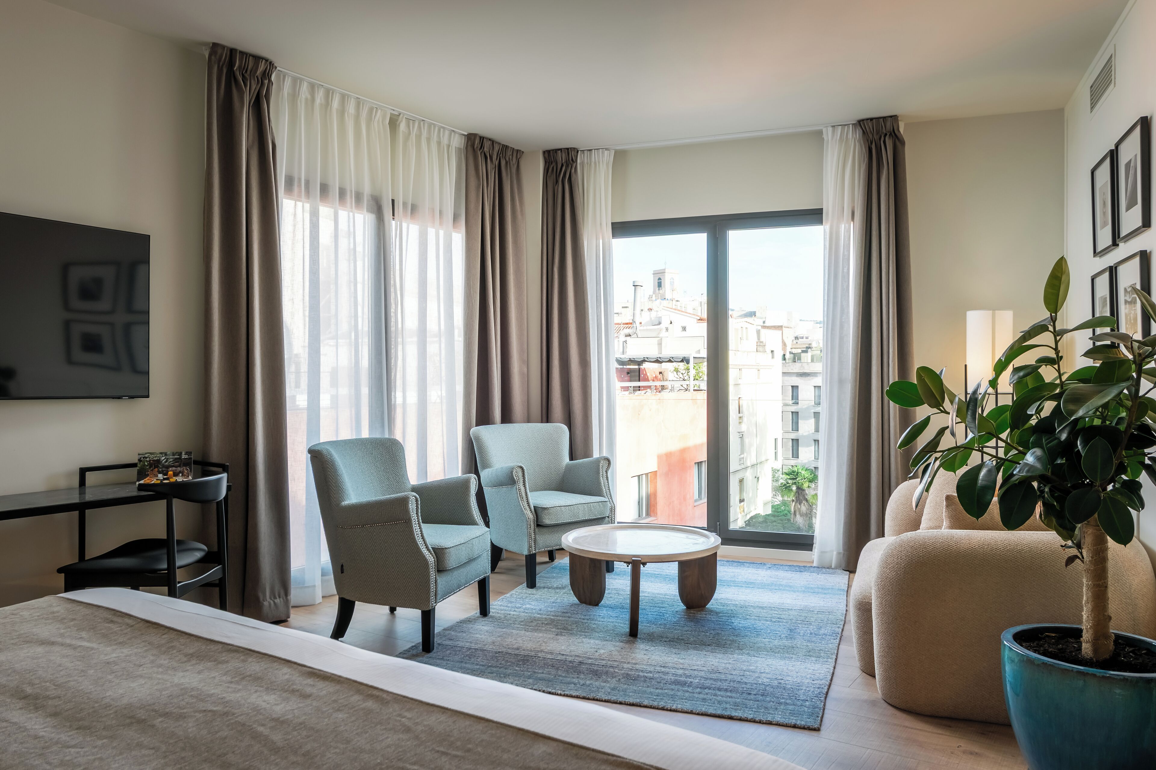 Junior-Suite | Allergikerbettwaren, Minibar, Zimmersafe, Schreibtisch