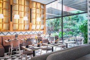 Daily cooked-to-order breakfast (EUR 21 per person) - Hotel Barcelona Catedral (Barcelona)