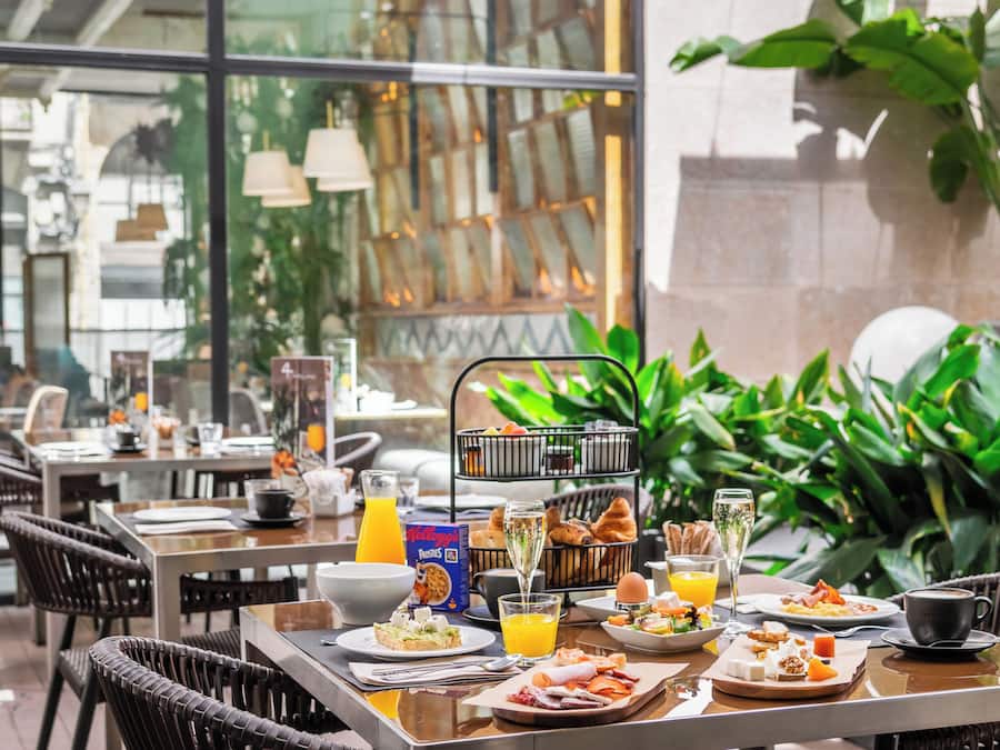 Daily cooked-to-order breakfast (EUR 21 per person)