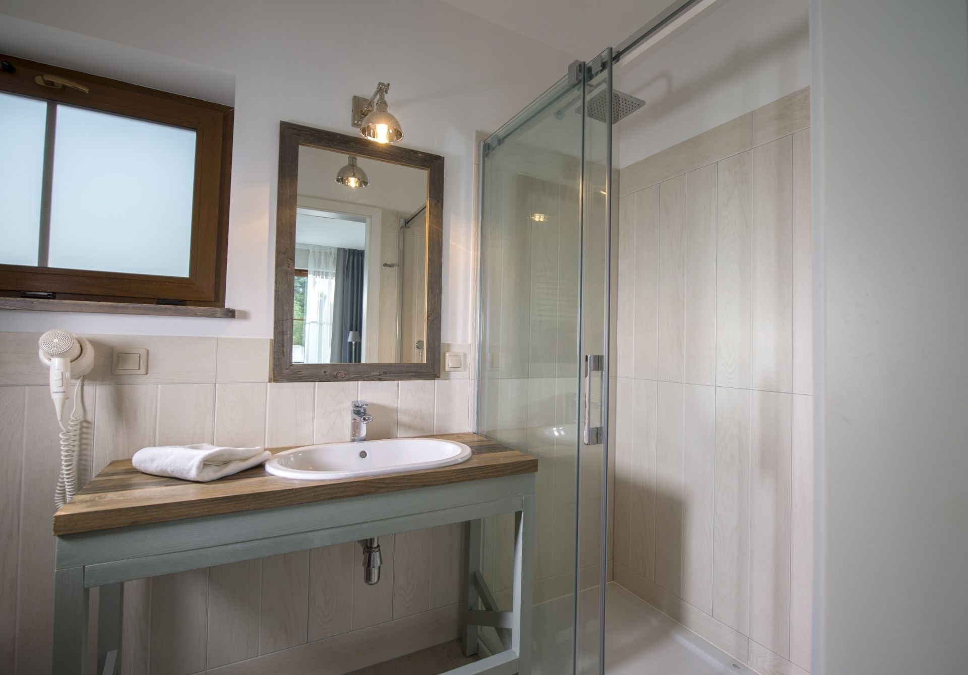 exclusive apartment | bathroom | shower, free toiletries, hair dryer, bathrobes