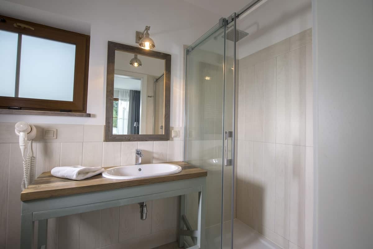 exclusive apartment | bathroom | shower, free toiletries, hair dryer, bathrobes