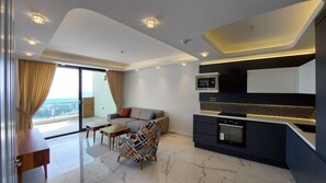 Admiral Premium 1+1 | Área de sala de estar | Televisión LCD de 36 pulgadas con canales vía satélite y televisión 