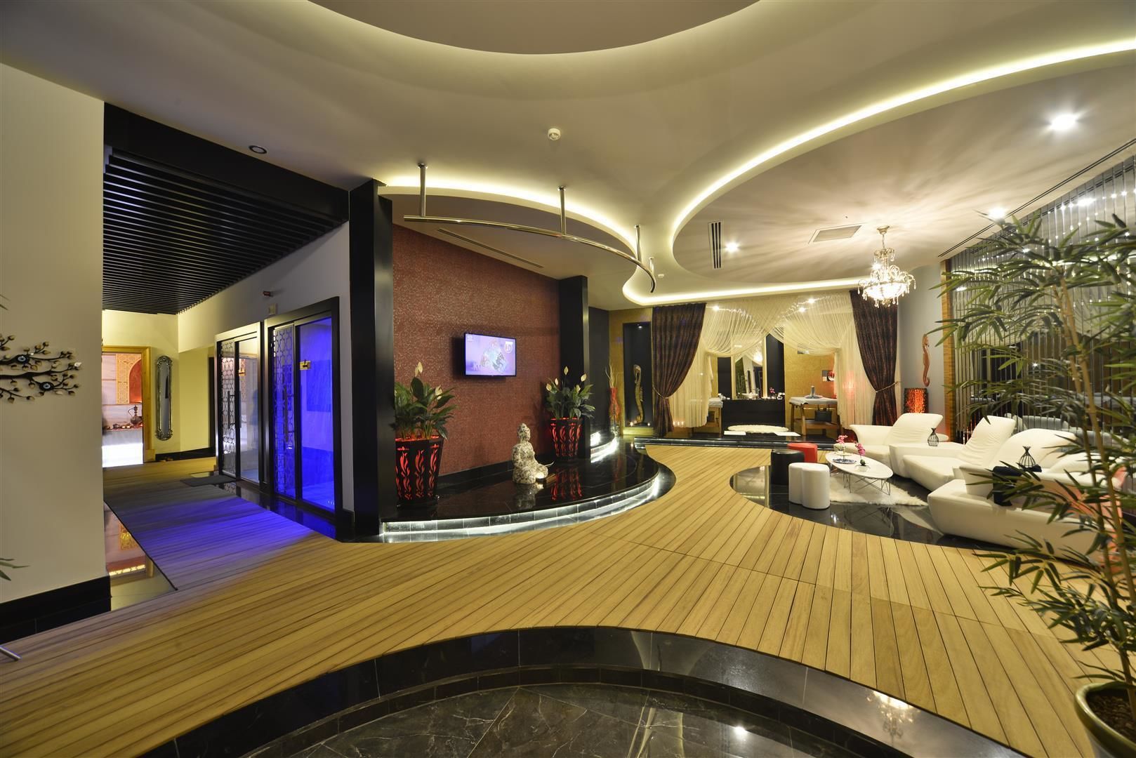 三溫暖烤箱、蒸氣室、土耳其浴、美體療程、6 間療程室、按摩服務