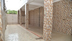 Un espacio al aire libre cubierto con paredes de azulejos decorados y suelo de baldosas.