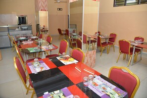 Ze serveren er ontbijt, lunch en diner 