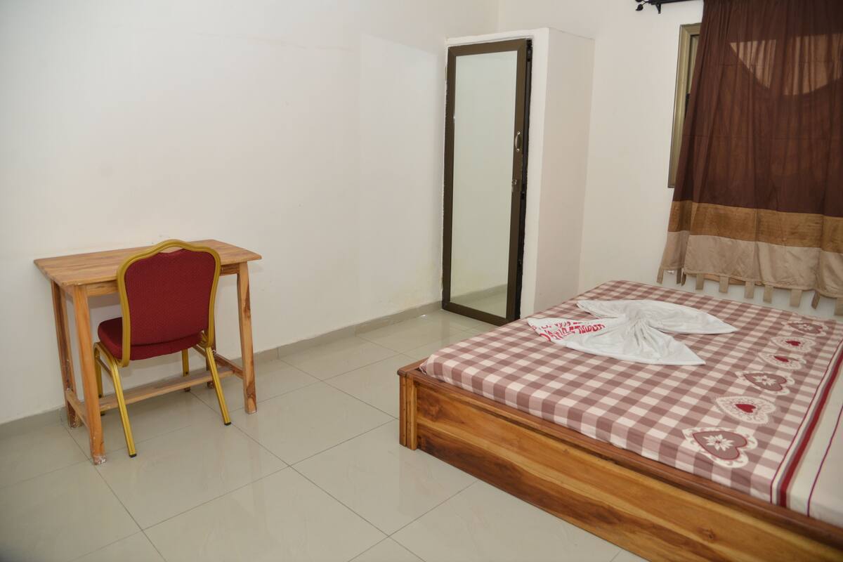Executive Suite | Desk, blackout drapes, WiFi (free)