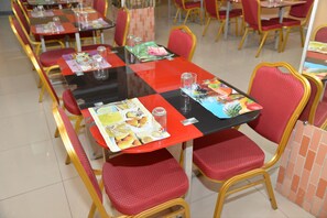 Tägliches inbegriffenes kontinentales Frühstück