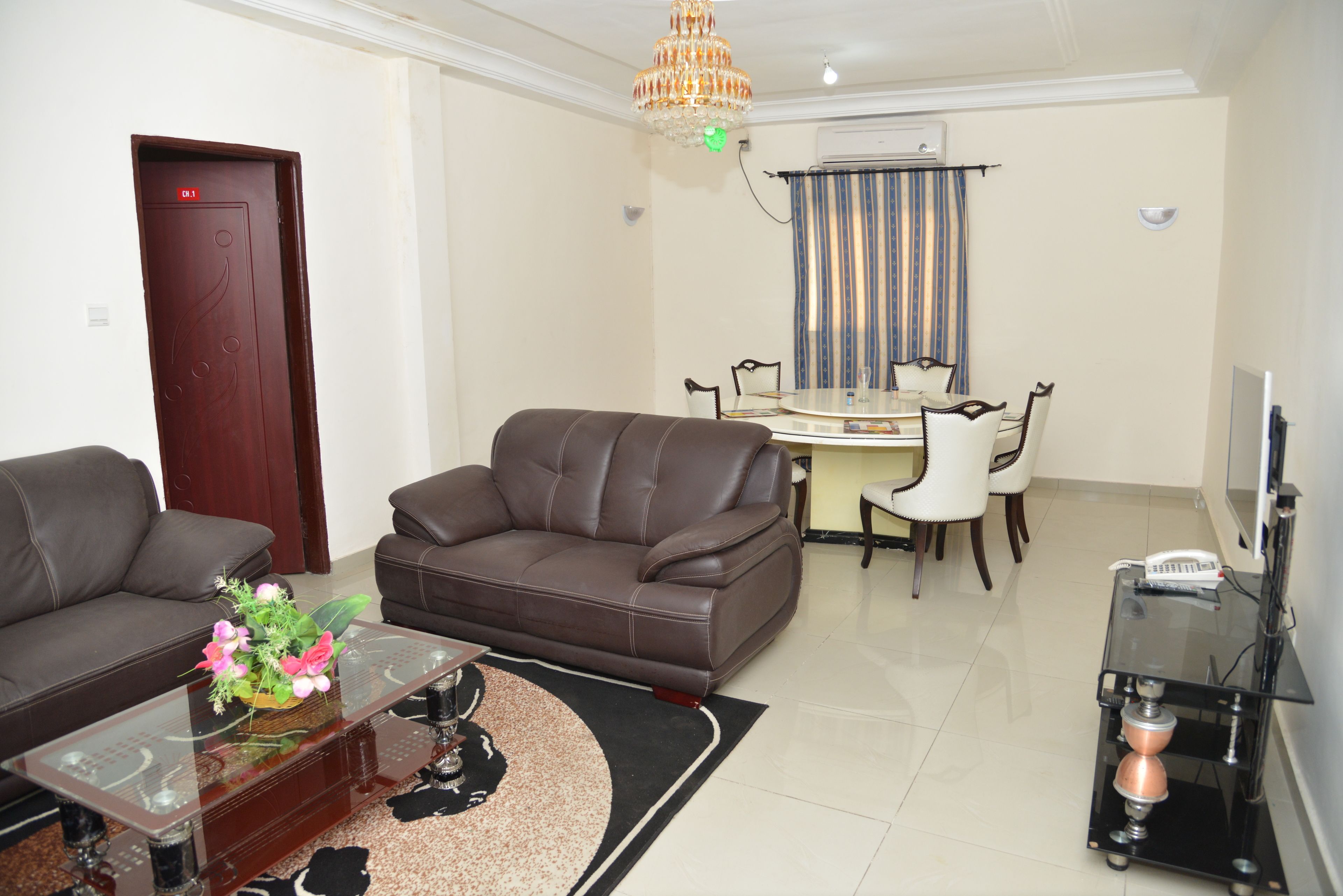 Executive Suite | Living room | Flat-screen TV