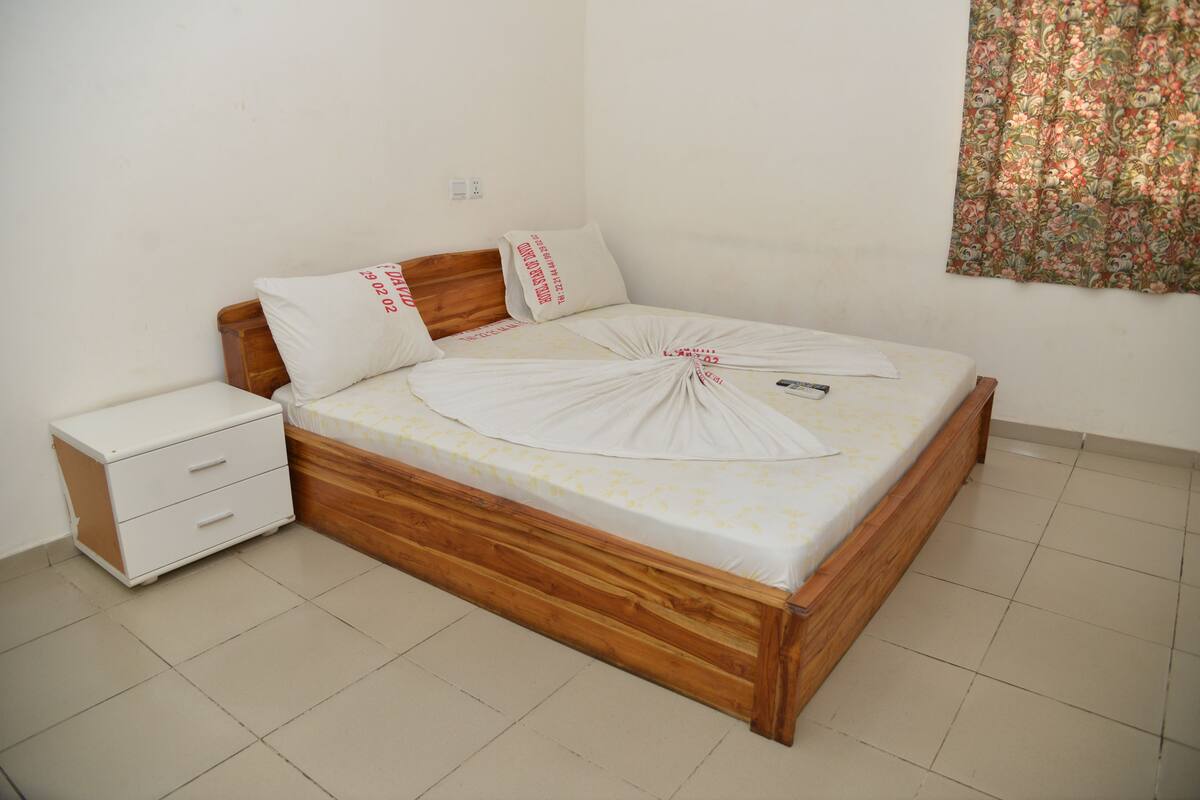 Standard Room | Desk, blackout drapes, WiFi (free)