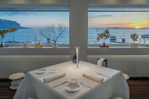 2 restaurants; ze serveren er lunch en diner 