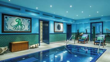 Innendørsbasseng, sesongbasert utendørsbasseng og bassengparasoller