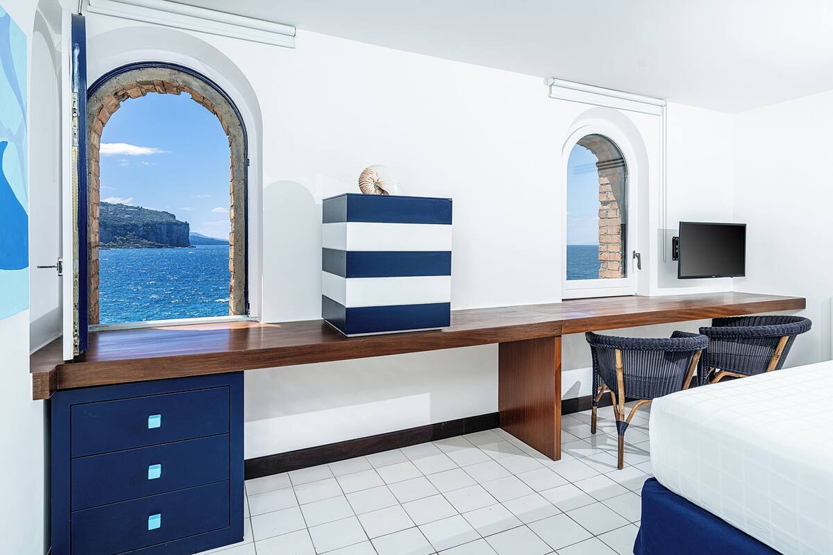 Kamar Double, pemandangan laut (Classic Window) | Seprai antialergi, minibar, brankas, dan meja kerja