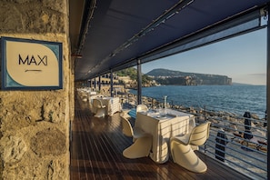 2 restaurants; ze serveren er lunch en diner 