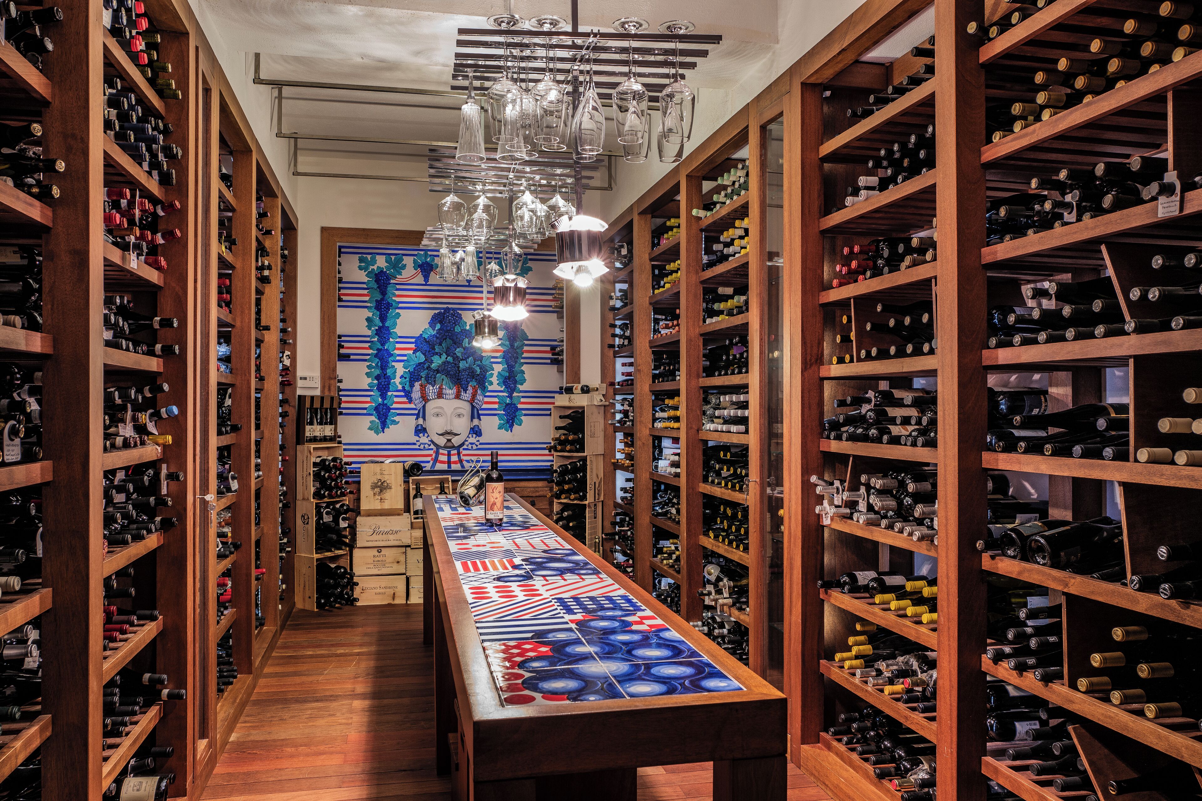 2 restaurants, lunch, dinner served; italian cuisine