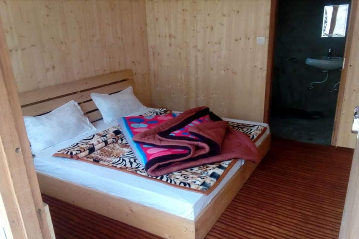 Deluxe Double Room, 1 Double Bed, Private Bathroom | Hypo-allergenic bedding, desk, blackout curtains, soundproofing