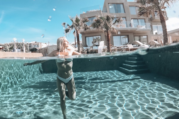Una piscina al aire libre de temporada