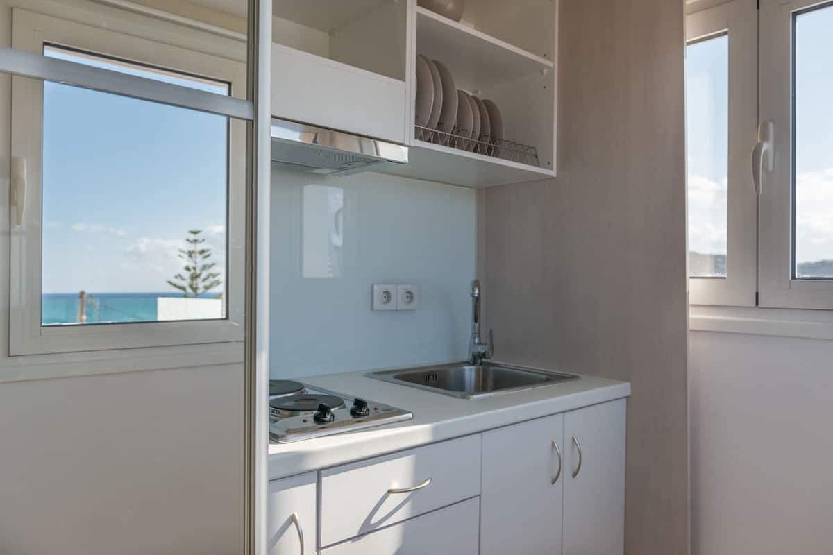 fridge, oven, stovetop, coffee/tea maker