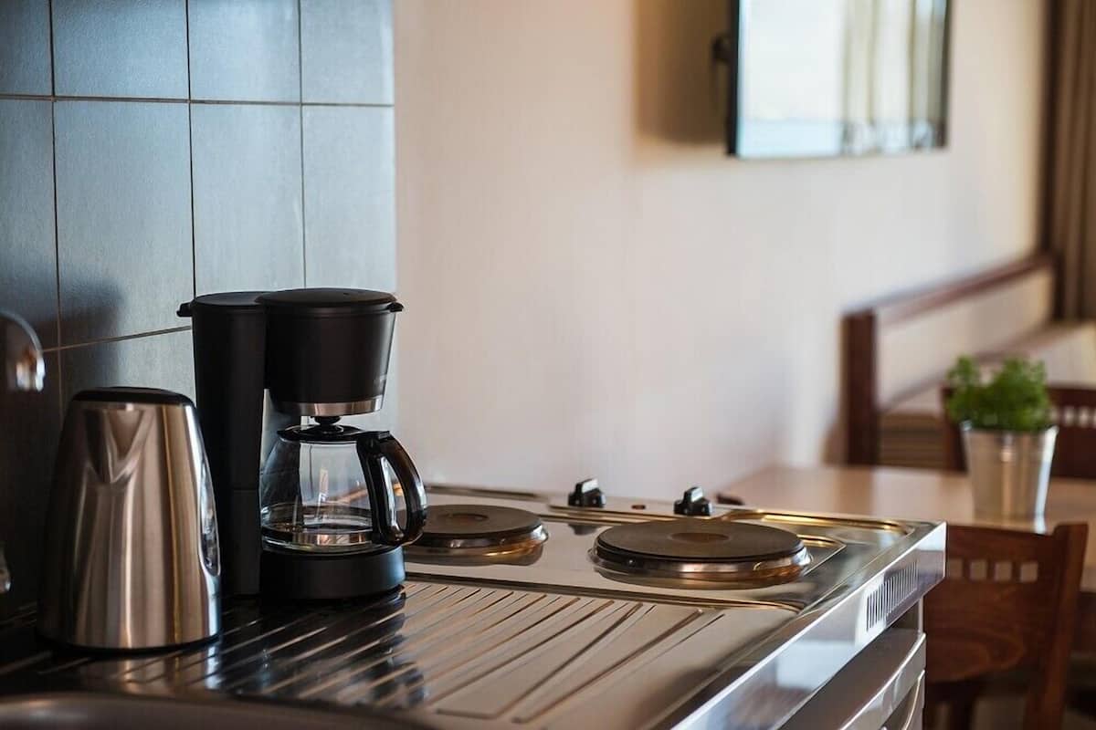 fridge, oven, stovetop, coffee/tea maker