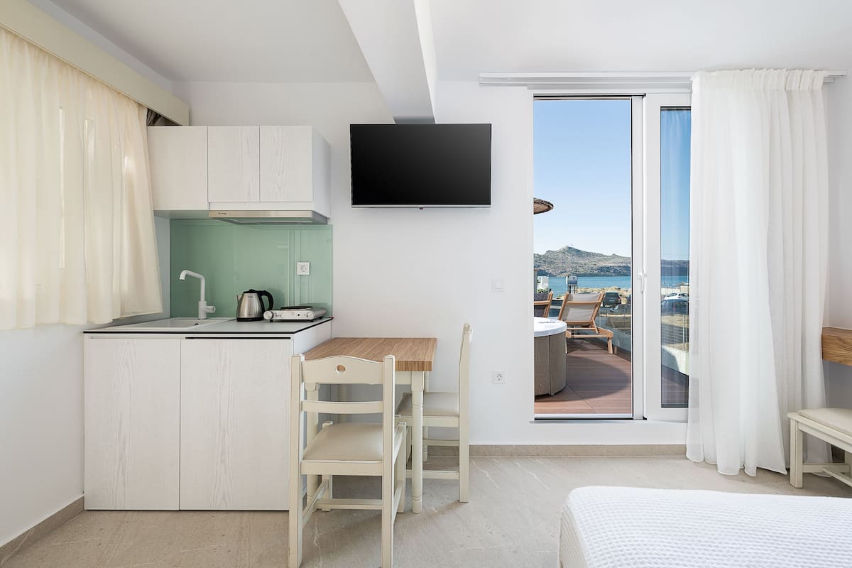 Chambre Double Premium, bain à remous, vue partielle sur la mer | Coin cuisine privé