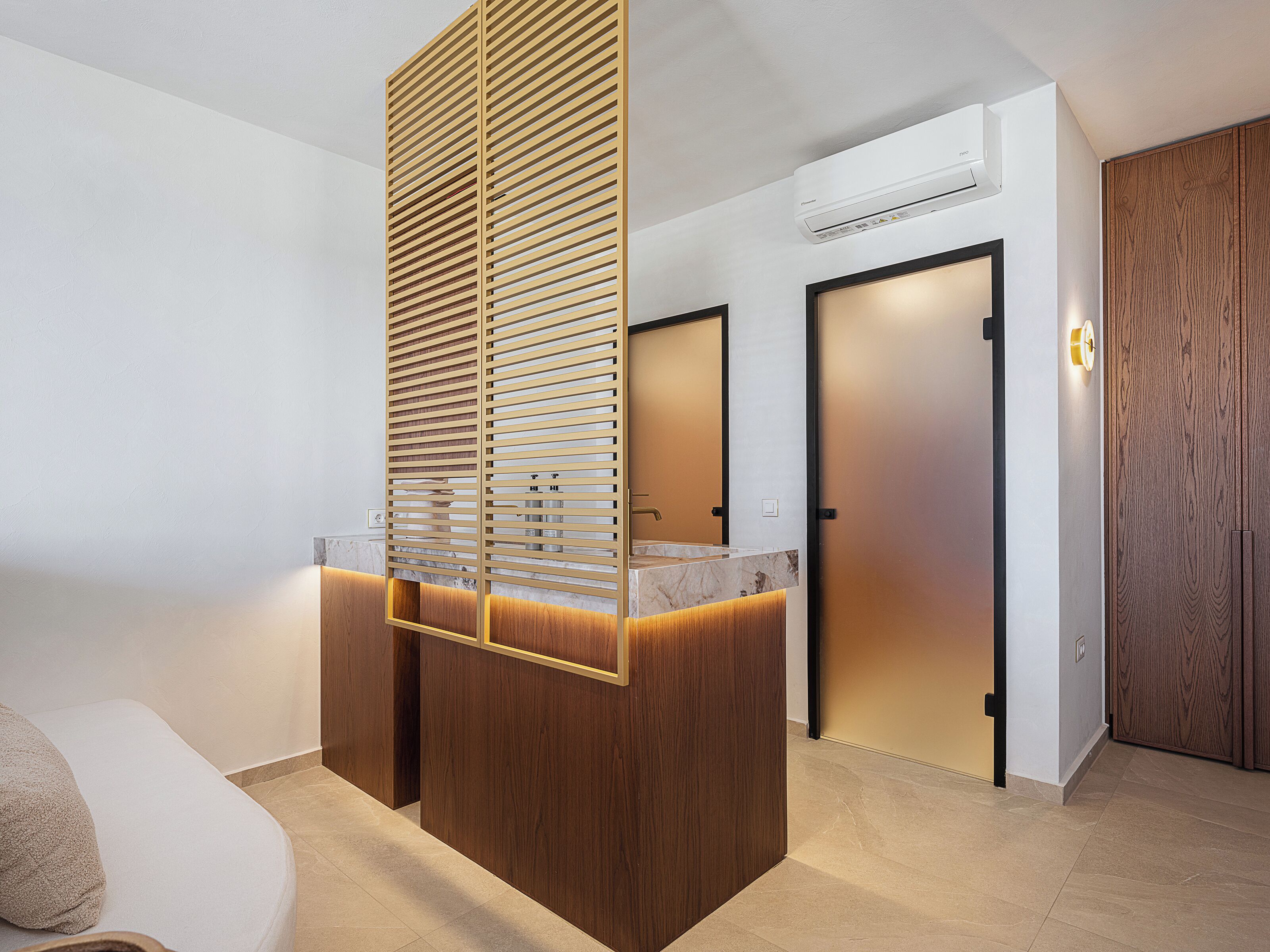 elite aura suite, partial sea view | bathroom | free toiletries, hair dryer, slippers, towels