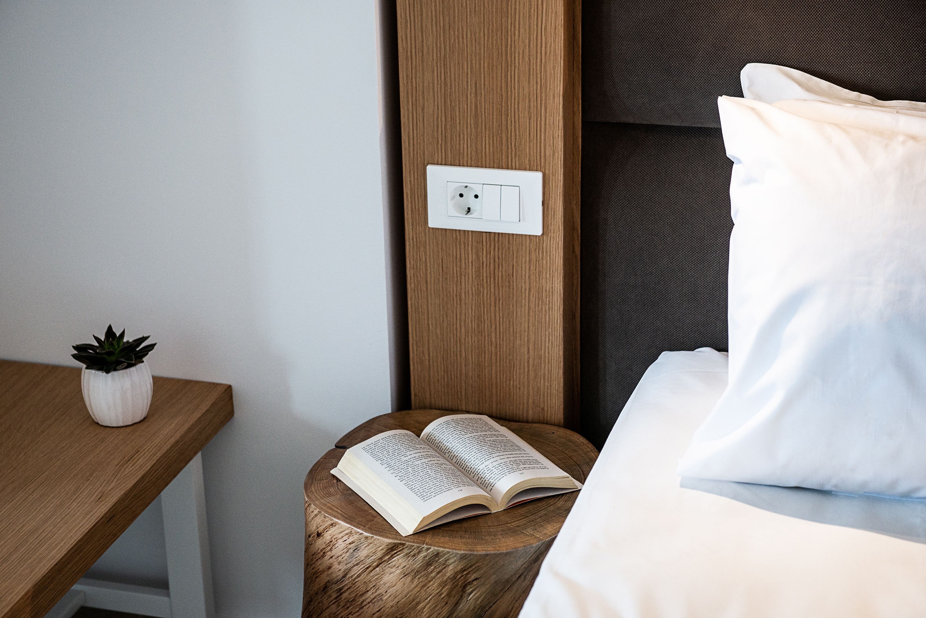 Ropa de cama de alta calidad y caja de seguridad en la habitación 