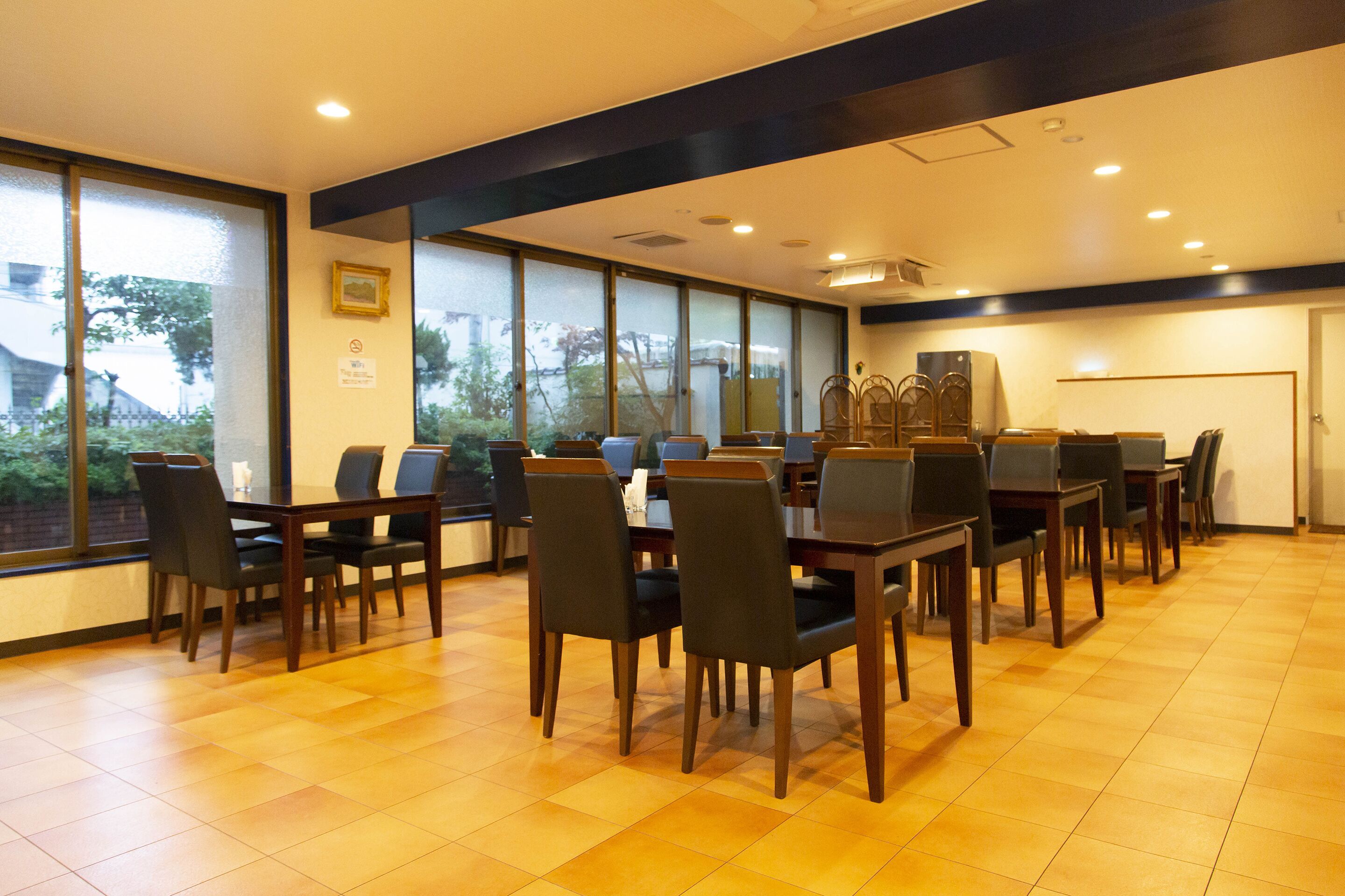 Daily full breakfast (JPY 1000 per person)