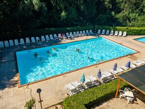 Außenpool (je nach Saison geöffnet), Sonnenschirme, Liegestühle