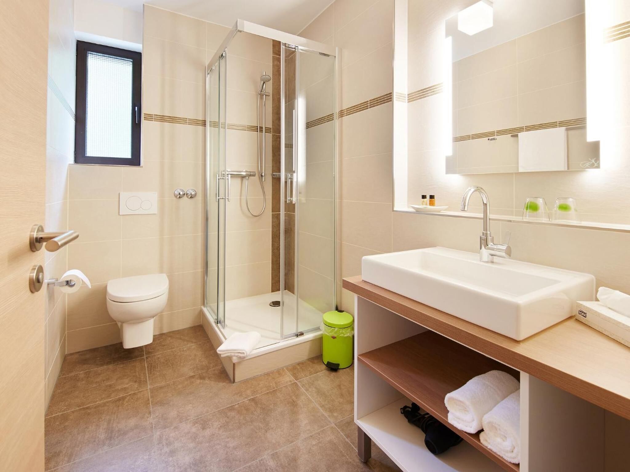 shower, free toiletries, hair dryer, towels