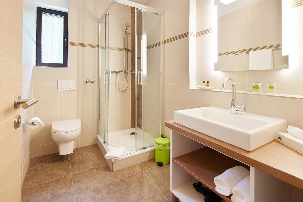 shower, free toiletries, hair dryer, towels