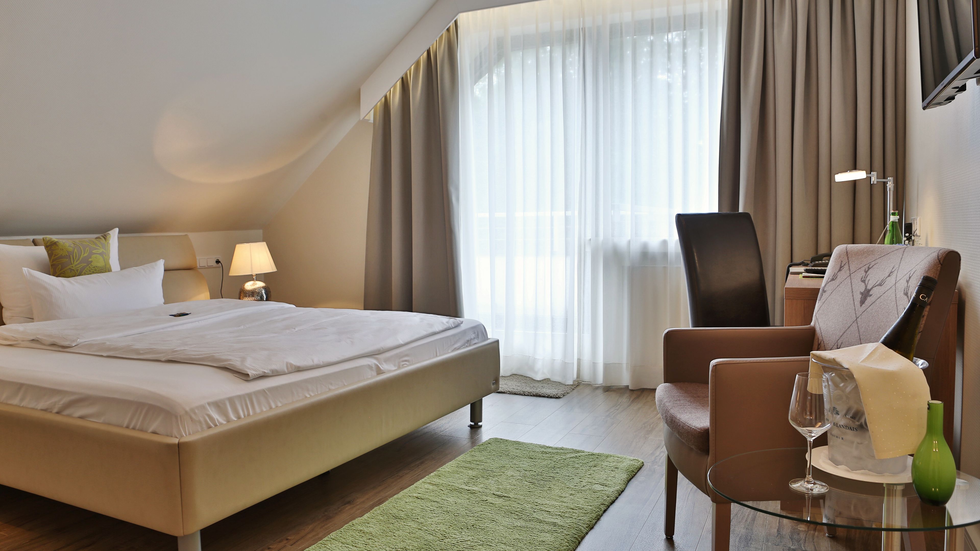 single room | premium bedding, in-room safe, desk, iron/ironing board