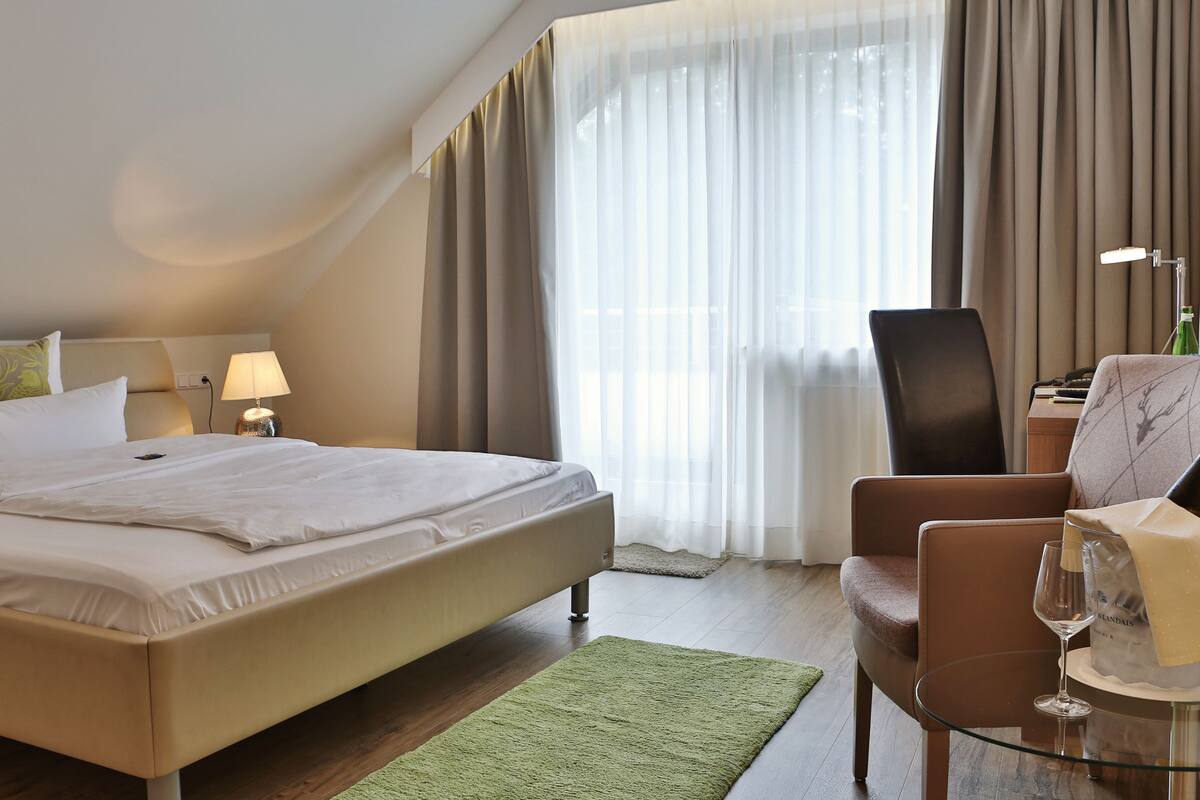 single room | premium bedding, in-room safe, desk, iron/ironing board