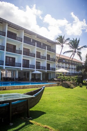 Outdoor pool, sun loungers - Serendib Beach Hotel (Induruwa)
