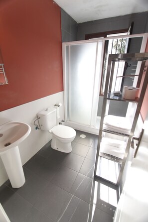 Superior-Apartment, 3 Schlafzimmer, Stadtblick | Badezimmer | Dusche, Handtücher