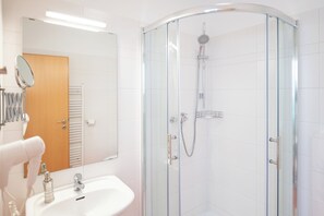 Habitación Deluxe doble, 1 cama de matrimonio grande, patio, vistas al jardín | Baño | Secador de pelo y toallas
