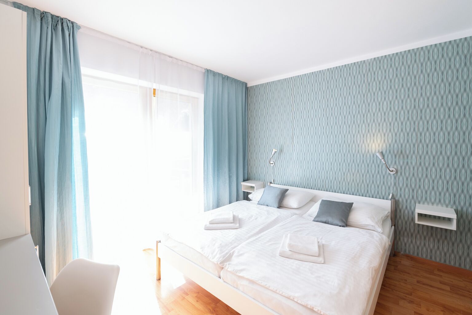 Deluxe tweepersoonskamer, 1 slaapkamer, terras, aan het zwembad | Een minibar, geluiddichte muren, gratis wifi, beddengoed