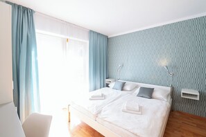 豪華雙人房, 1 間臥室, 露台, 池畔 | 迷你吧、隔音、免費無線上網、床單